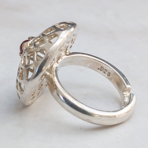 Vintage Sterling Mandala Dome Ring w/ Garnet Cab • Adjustable Size 6-8 - Picture 4 of 9